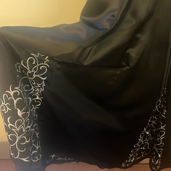 Satin formal gown - Picture 5 of 6